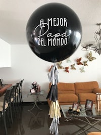 a black and gold balloon with the words el mejor dos del mundo